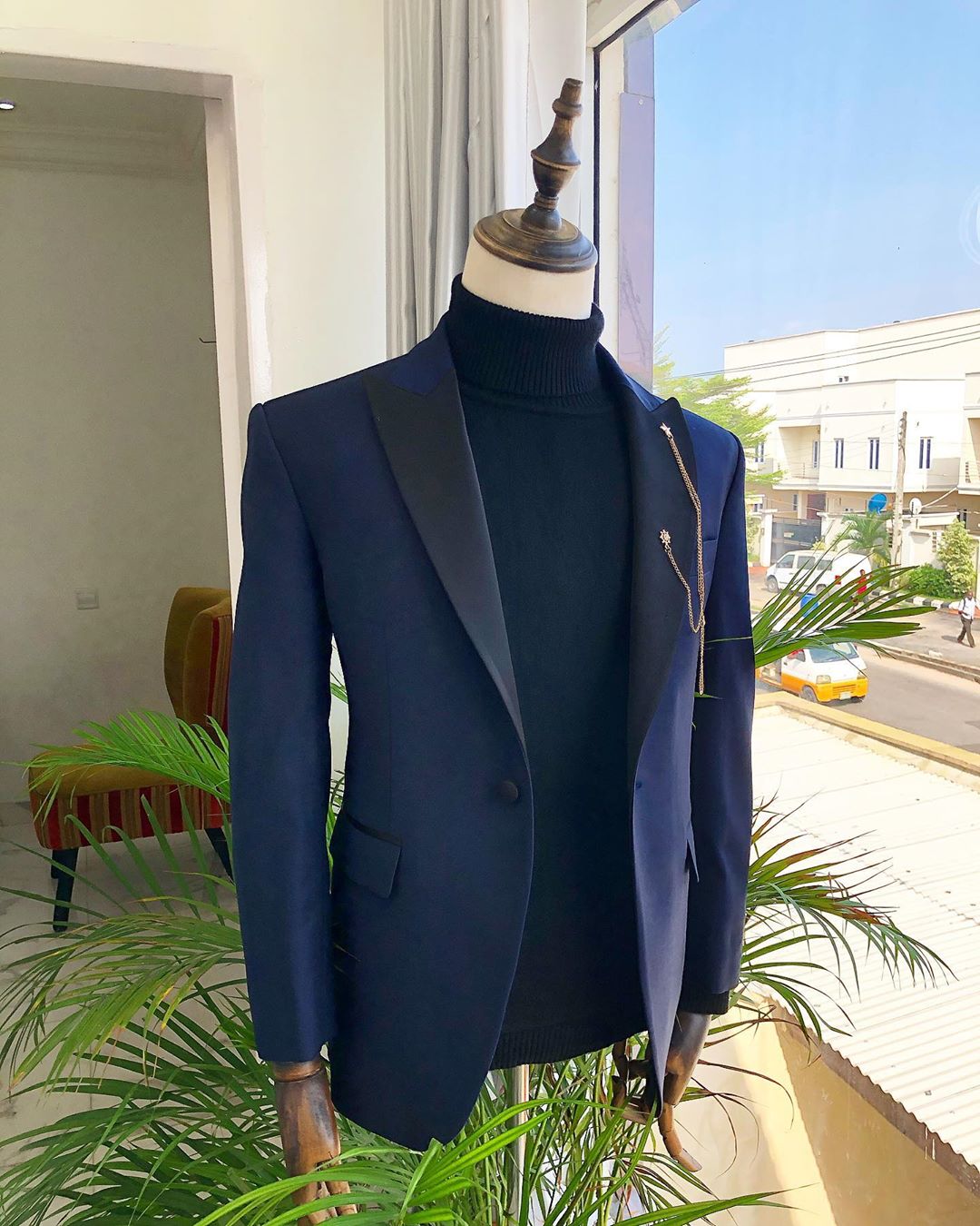 one button peaked lapel blazer